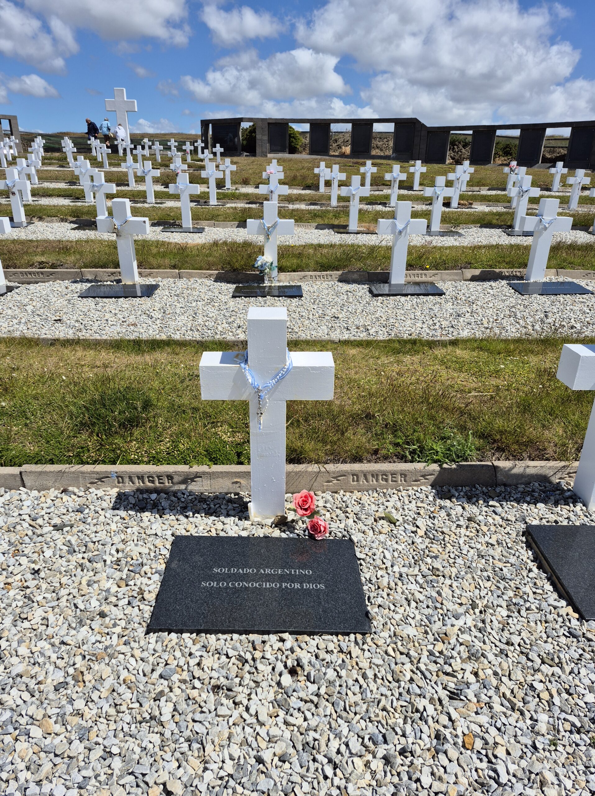 Tumba de soldado desconocido en Cementerio Argentino de Darwin. www.viajandoconana.com