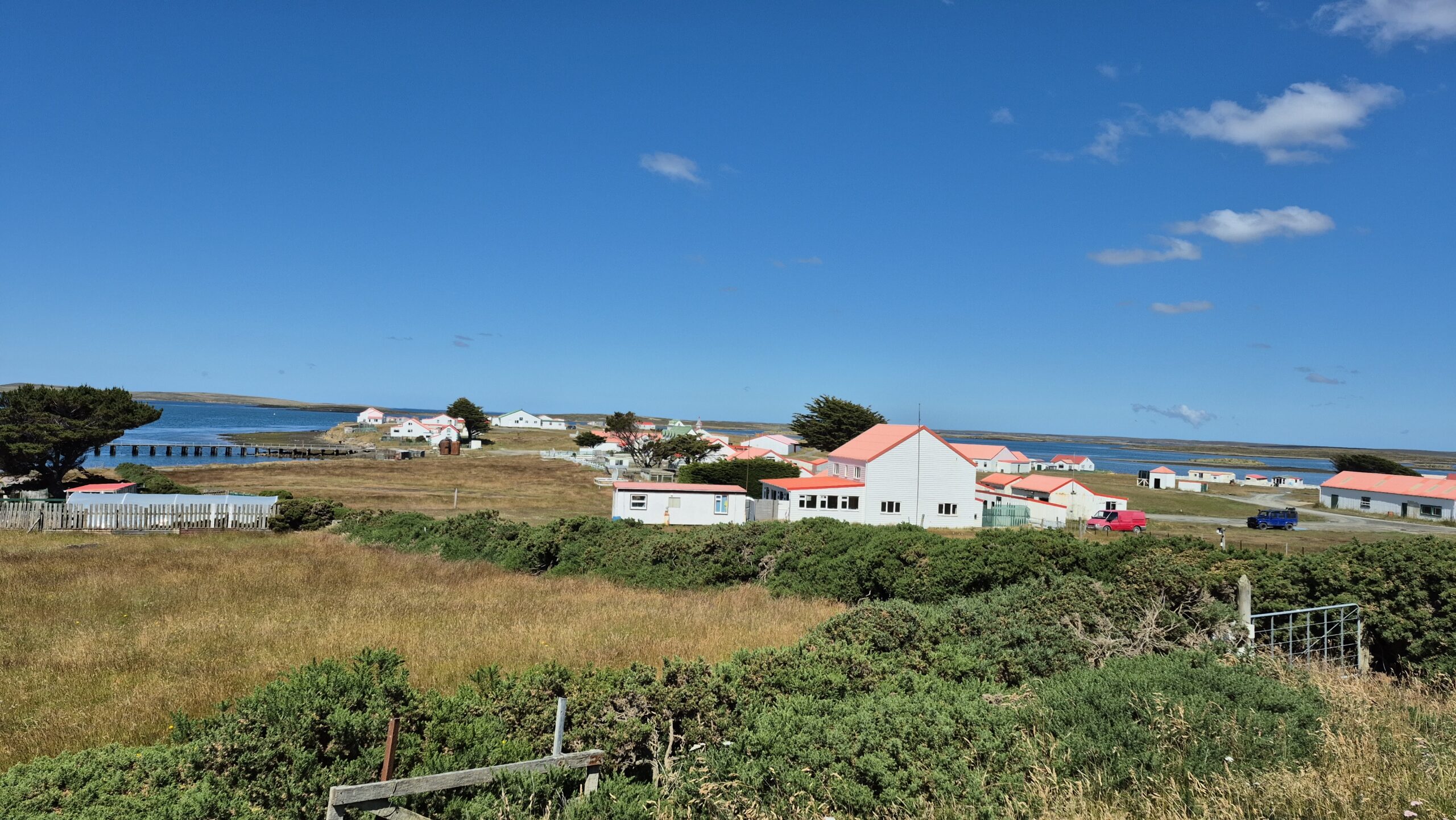 Imagen del Pueblo de Darwin, Islas Malvinas. www.viajandoconana.com