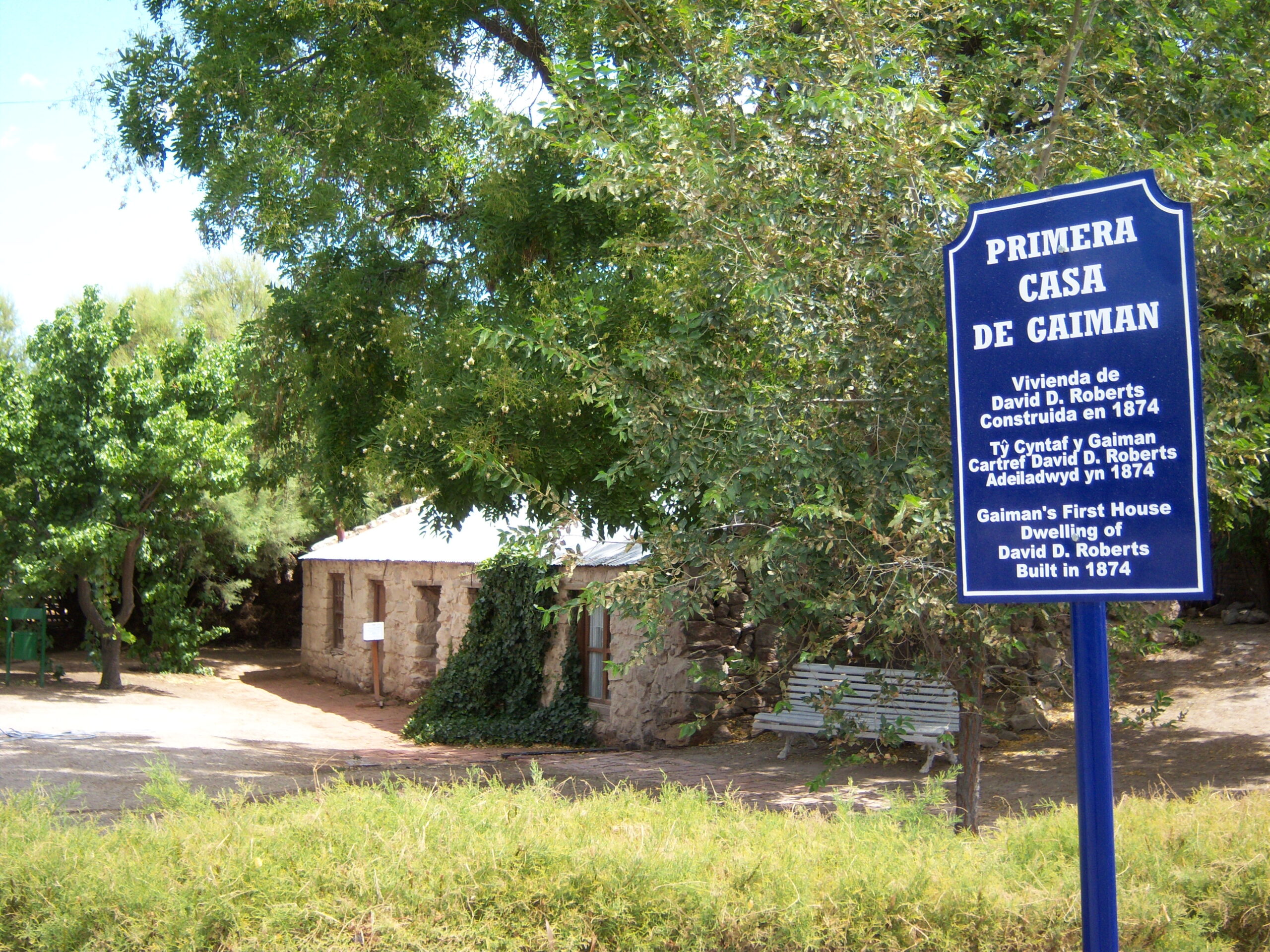 Foto de la Primera Casa de Gaiman, Chubut, Argentina. Actualmente no está rodeada de vegetación. www.viajandoconana.com