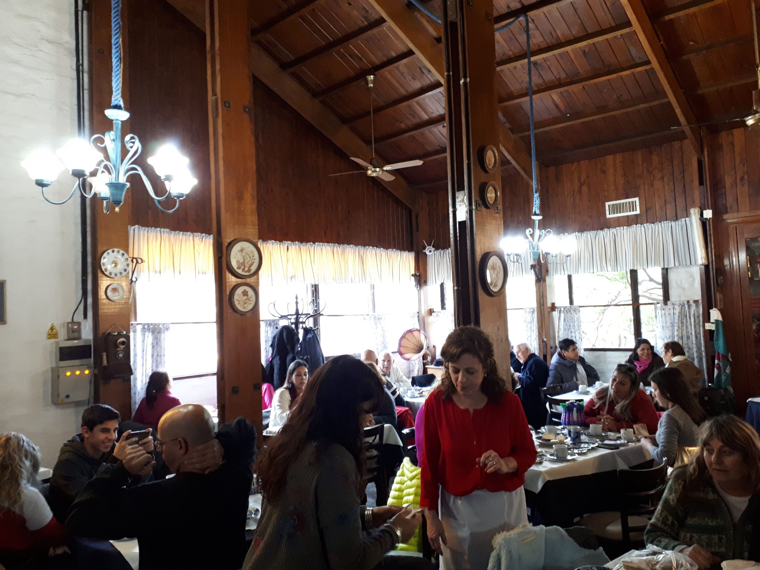 Servicio de té en una típica casona de Gaiman, Chubut. Patagonia Argentina. www.viajandoconana.com